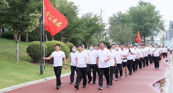 市公安局举行机关民警健步走活动