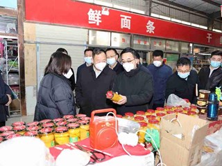 市领导检查食品安全工作