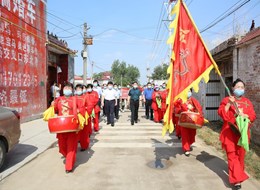 市双拥办为特战英豪刘洋家庭 颁送“功臣之家”光荣牌匾