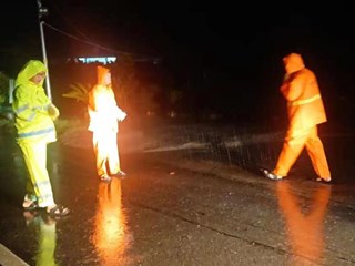 交通人风雨坚守牢记使命，确保全市道路安全畅通