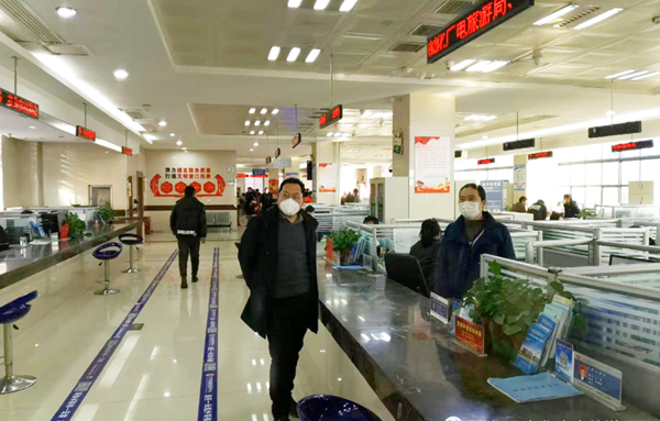 民权县文化广电旅游局党组书记、局长赵世忠到行政服务中心文广局窗口调研