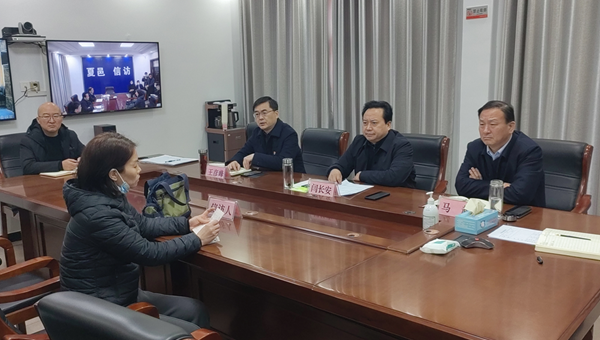 县委书记闫长安接待群众来访