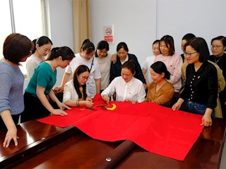 365网络股份有限公司总部_beat365网址官网网站_bat365验证住建局妇委会“绣面党旗献给党”庆祝建党100周年活动